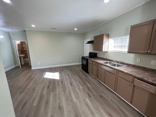 Building Photo - *HALF OFF FIRST MONTH'S RENT/MITAD DEL PRM...