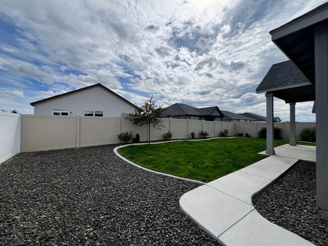 Building Photo - Newer Construction Home in Mae Valley!