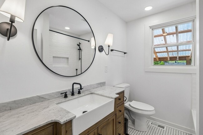 Building Photo - 902 Broadmoor Dr