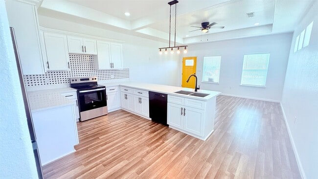 Building Photo - 7014-5914 02