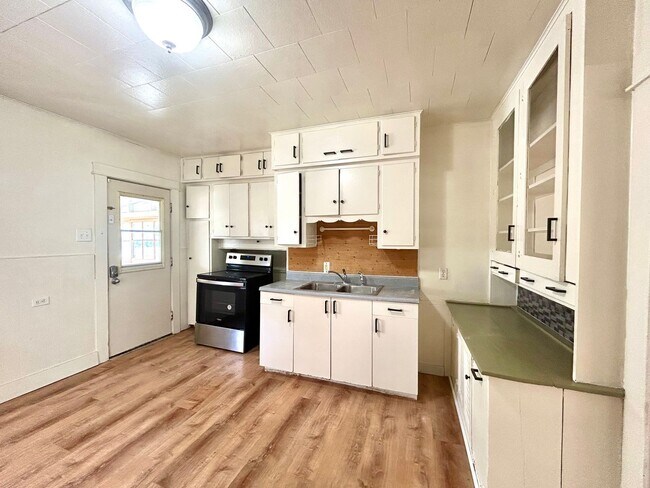 Building Photo - 2550 Crozier Ave