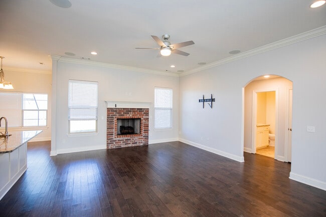 Building Photo - 4000 SW Hollyhock St