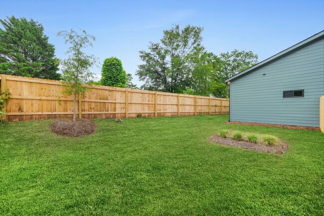 Building Photo - 1223 Oakland Dr SW