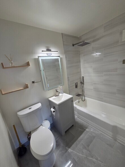 Bathroom2 - 4000 Tunlaw Rd NW