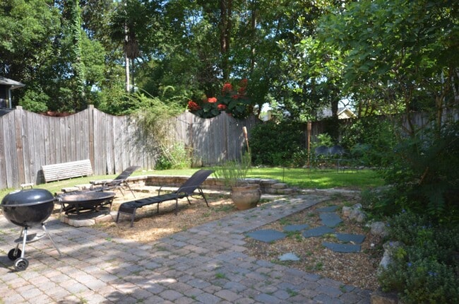 Building Photo - 2204 Altoona Dr