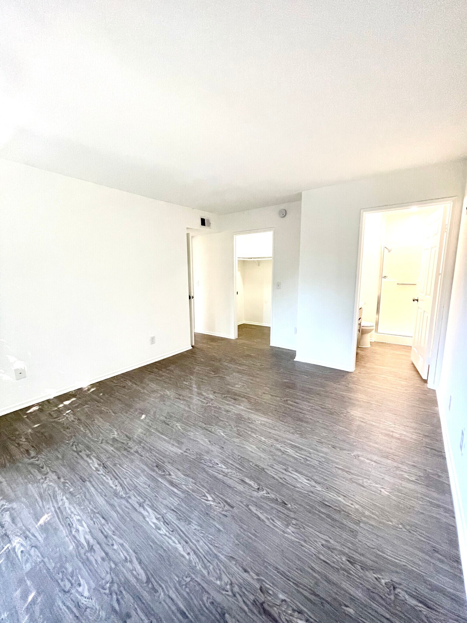 Building Photo - 14755 Victory Blvd