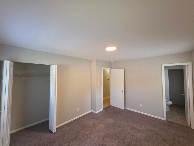 Building Photo - 4800 Crestmont Dr
