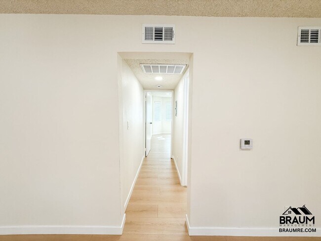 Building Photo - 221 W Elm Ave