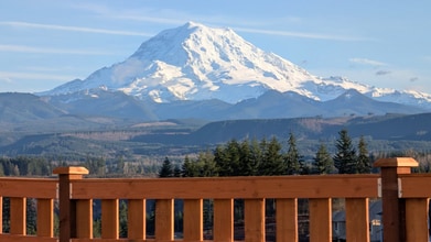 Building Photo - 20427 Myrtle Pl E