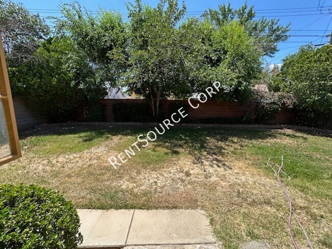 Building Photo - 822 W Ave J 9