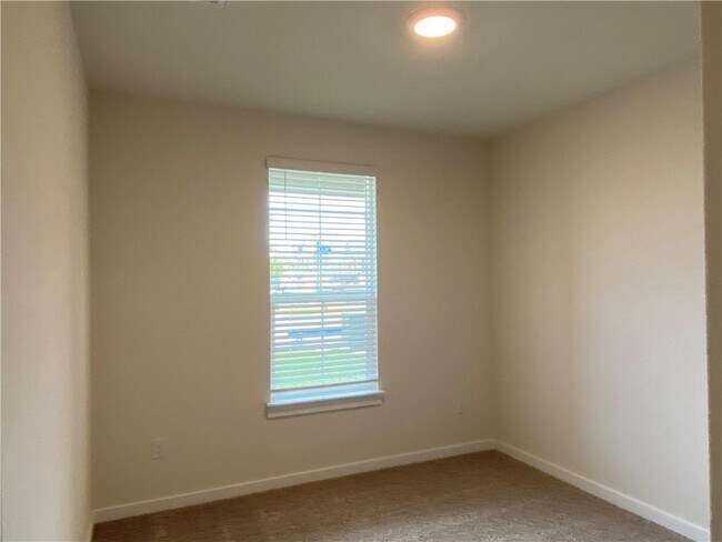 Building Photo - 305 Peace Pipe Way