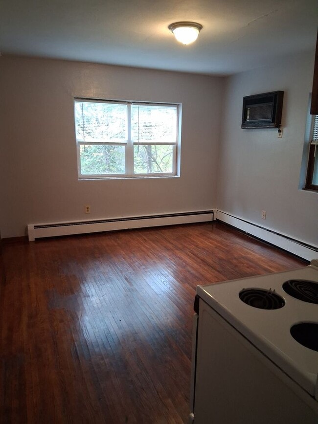 Building Photo - 1 Bedroom 1 Bath in Maplewood  HEAT INCLUDED