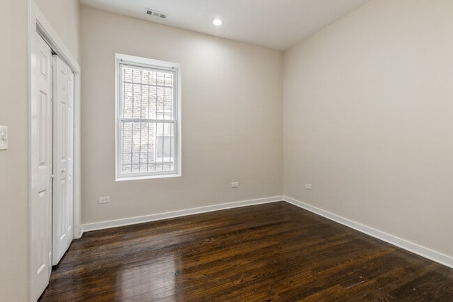 Building Photo - 6014 S Prairie Ave