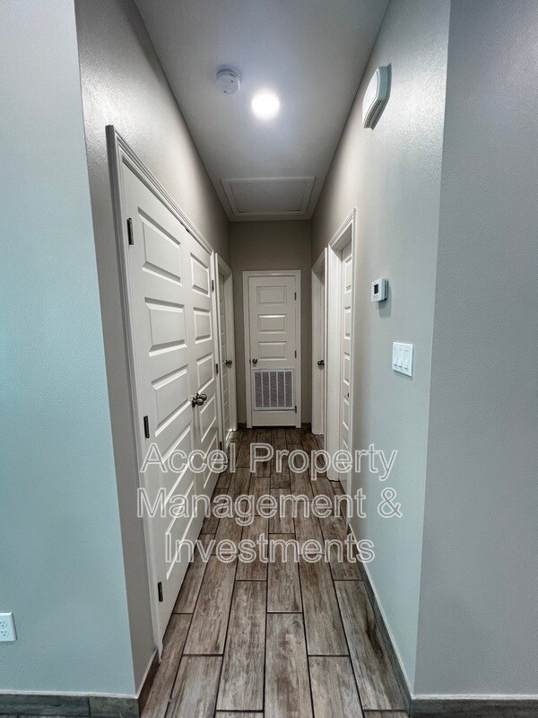 Building Photo - 1327 W Garfield Ave