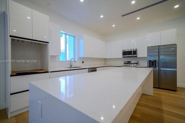 Building Photo - 112 NW 24th Ct