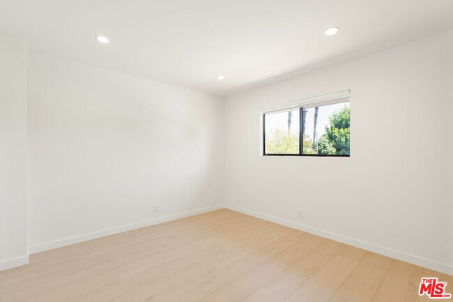 Building Photo - 4933 Collett Ave