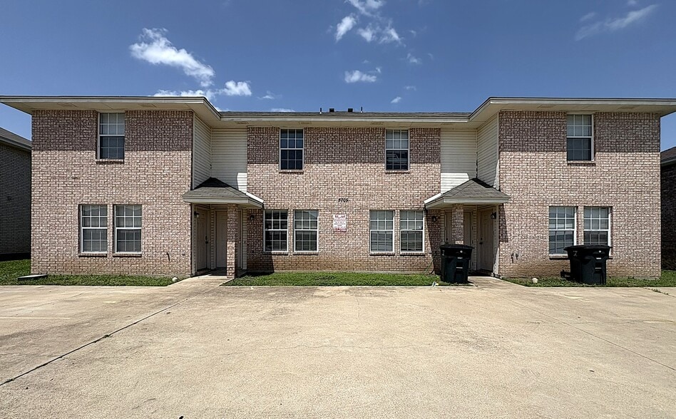 Primary Photo - 5709 Redstone Dr