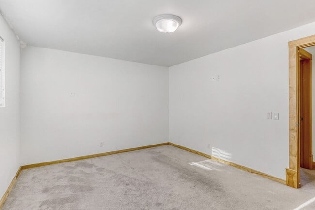 Building Photo - Amazing 3bed/1.5bath with Attached Garage in Kirkland!