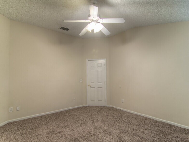 Building Photo - 1588 Glen View St