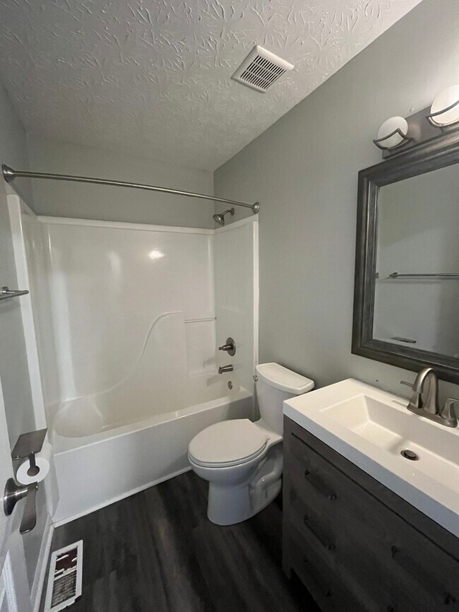 Building Photo - 2-Bedroom Townhome