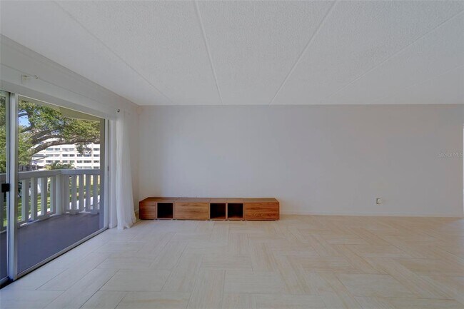 Building Photo - 2944 W Bay Dr