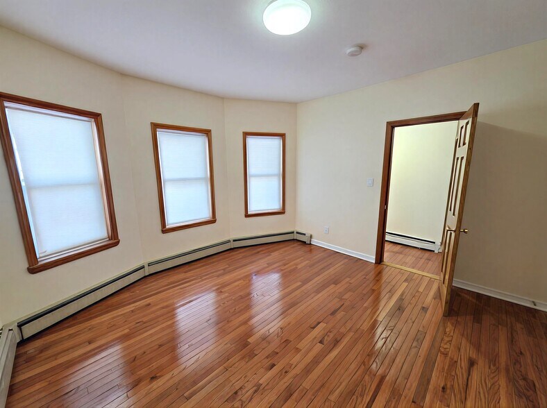 Building Photo - 167 Elm St