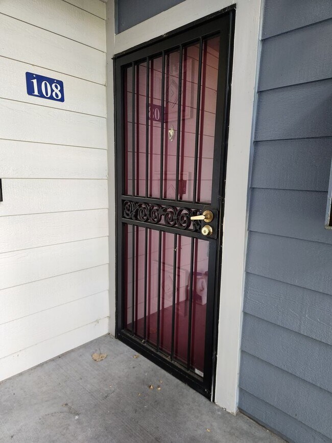 Building Photo - 8335 Fairmount Dr