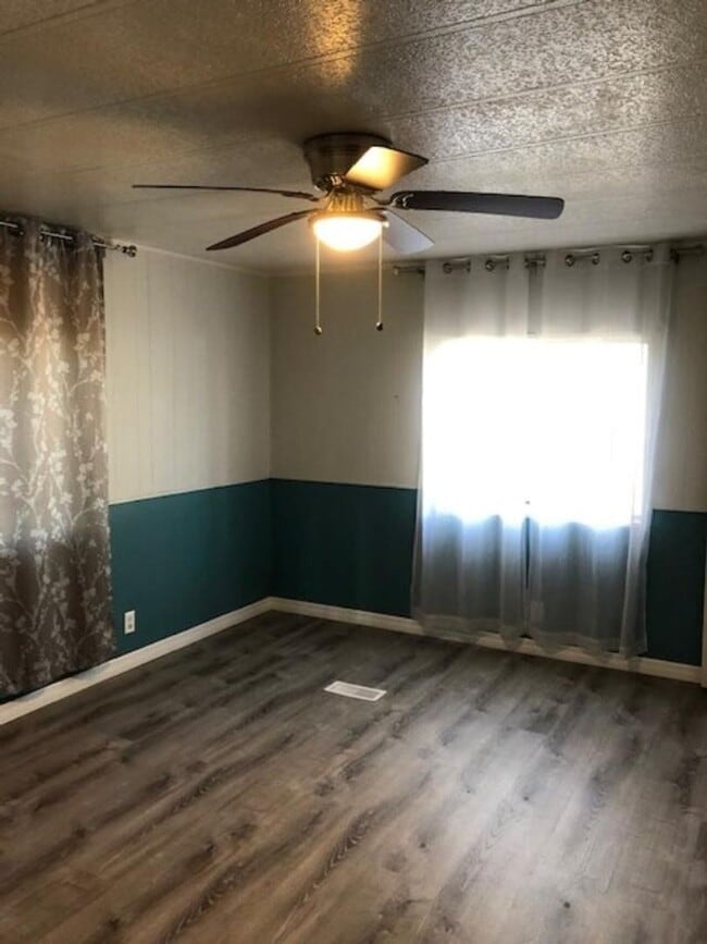 Building Photo - 2 BEDROOM 2 BATH MOBILE ON 2.21 ACRES IN LAKE TROPICANA RANCHETTES