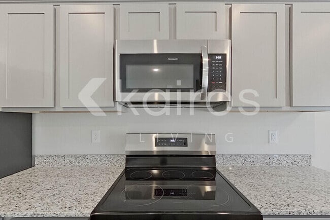 Building Photo - 2407 Banyan Cir