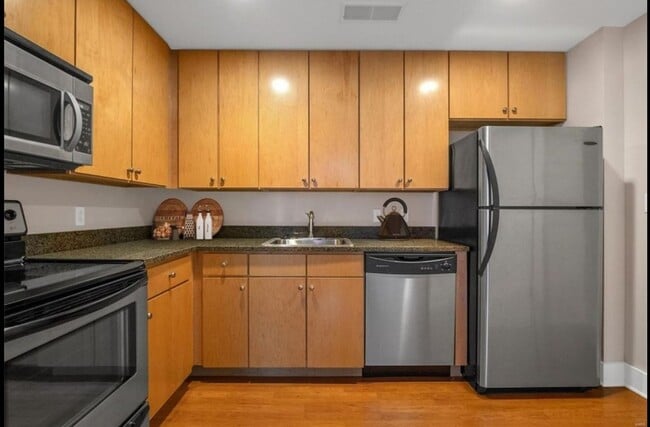 Building Photo - Nice Downtown Unit Available for Rent!