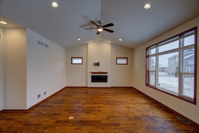Building Photo - 525 Dragon Willow Ln