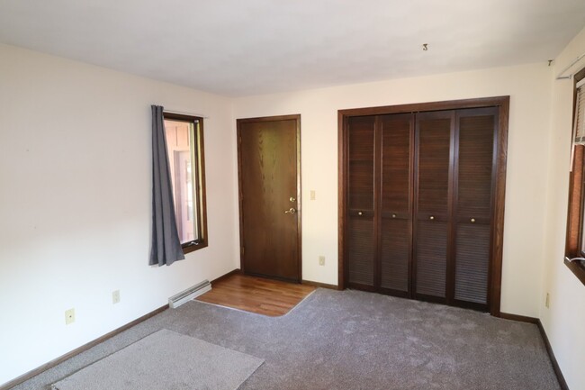 Building Photo - Spacious 3 Bedroom Duplex