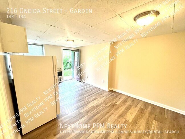 Building Photo - 216 Oneida St