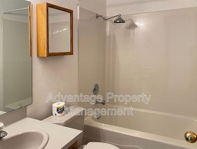 Building Photo - 1138 NE Conser Pl