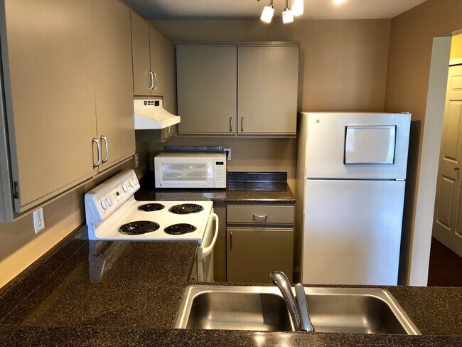 Building Photo - 1 Bedroom Near Lake Washington With Pool!