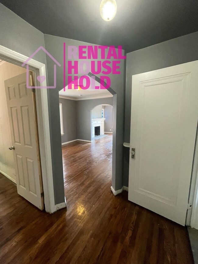 Building Photo - 3 BEDROOM 2 BATH BUNGALOW FREE PRE-SCREEN