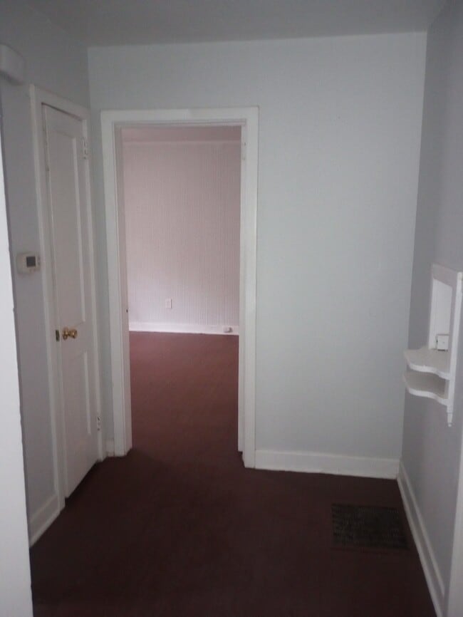 Building Photo - 3 Bedroom 1 Bathroom