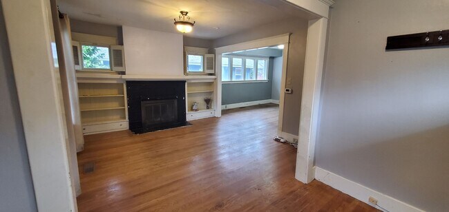 Building Photo - Spacious 2 Bed 1 Bath in Central Ballard