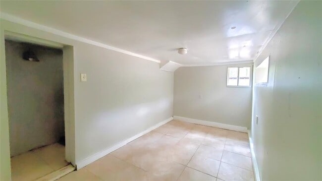 Building Photo - 5816 Pinehurst Dr