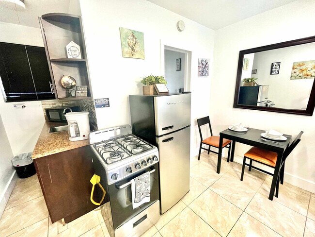 Building Photo - 342 Van Buren St