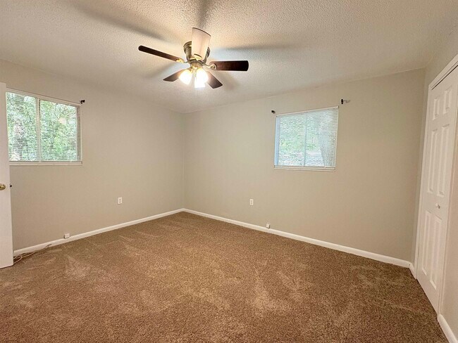 Building Photo - 2922 Oakwood Dr