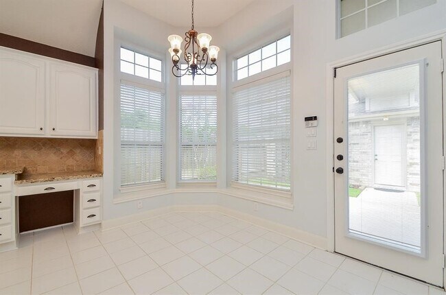 Building Photo - 1723 Crescent Green Dr