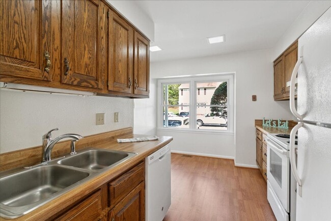 Building Photo - Bright 2 Bedroom Townhome in Williamsburg VA with Finished Lower Level & Private Balcony