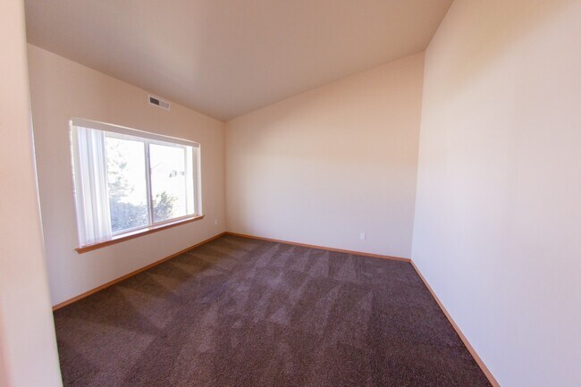 Building Photo - Open Floor Plan Home with Large Fenced Yard