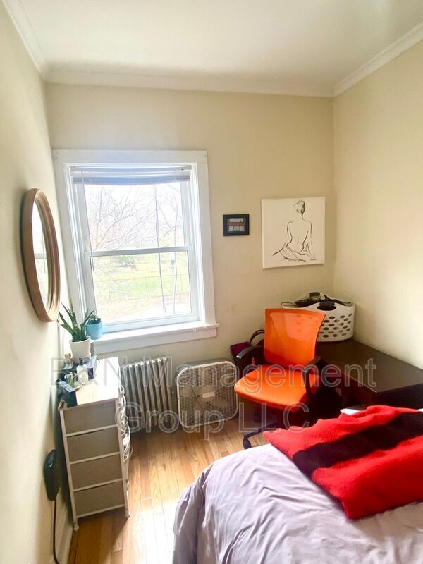 Building Photo - 1063 W Dakin St