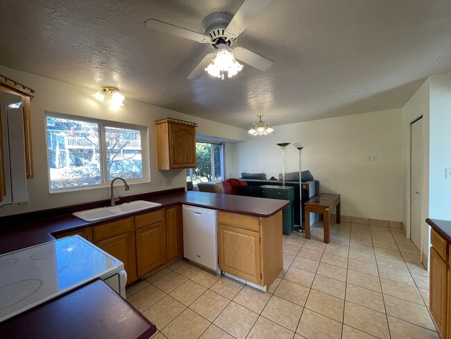 Building Photo - Spacious House on the Northeast Bench in Orem