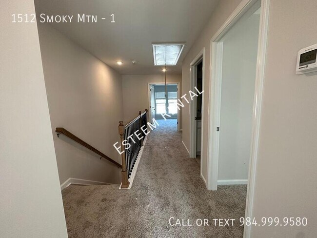 Building Photo - 1512 Smoky Mountains St