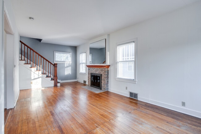 Building Photo - 826 N Center St