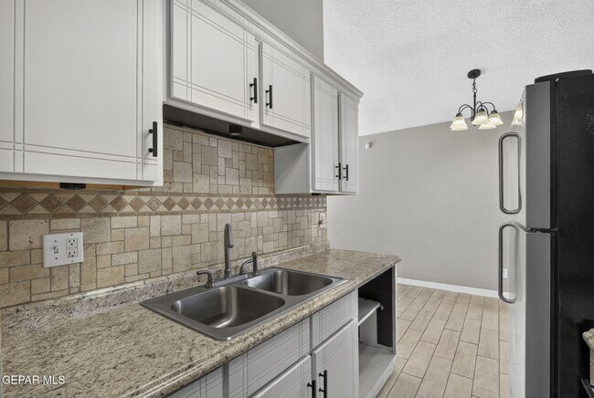 Building Photo - 9128 Bur Oak Cir