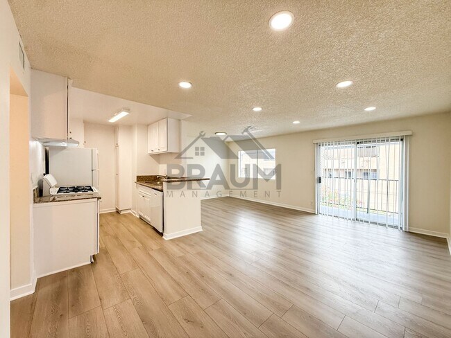 Building Photo - 14801 Delano St